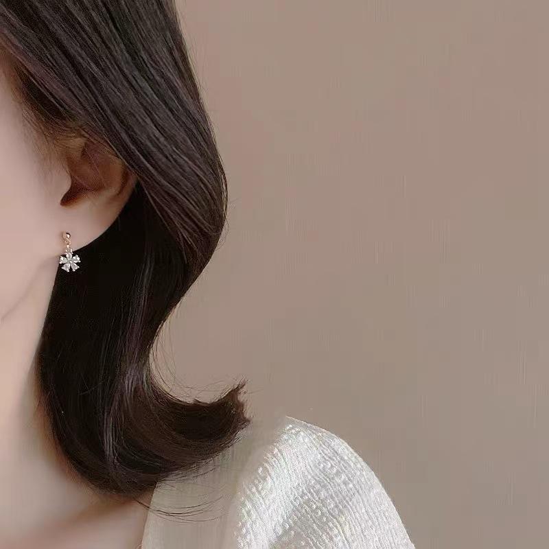 2025 Trendy Women's Mini Flower Stud Earrings: Exquisite High-End Tragus Accessories