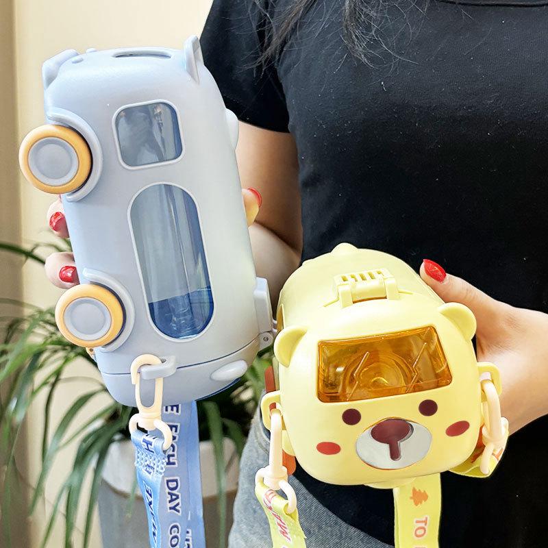 High-Capacity Children's Pop-Up Straw Water Cup - Portable Baby Bus Design