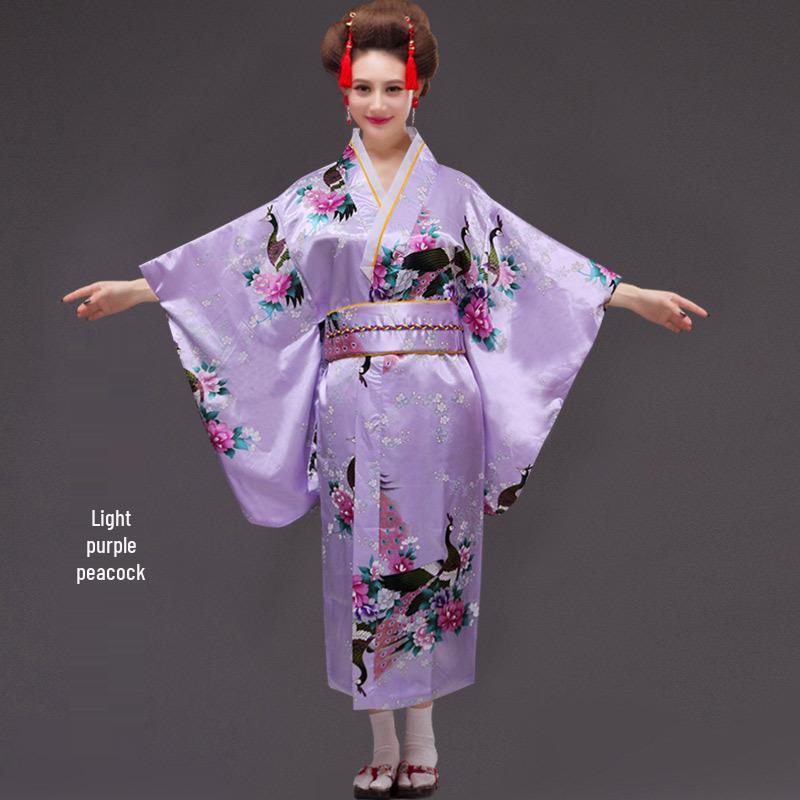 Dámske tradičné japonské kimono na cosplay, fotografovanie a javiskové vystúpenie