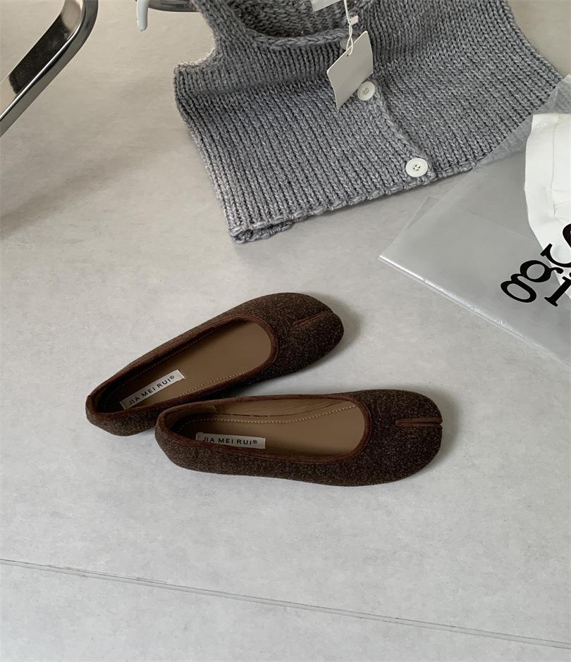 Grandma shoes women's autumn flat bottom 2025 new shallow mouth fake split toe pig's trotters single shoes one pedal with skirt Doudou shoes