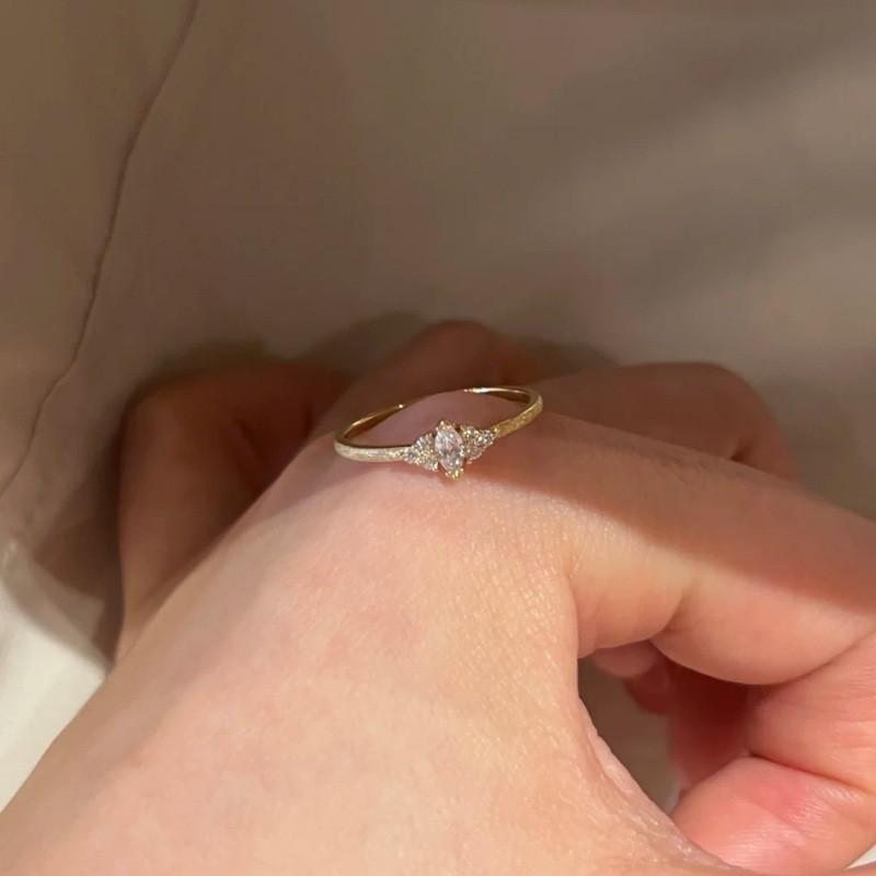 

Xiaohongshu Sparkling Diamond Ring for Women: Plain Band, Stackable, Exquisite & Versatile for Couples Adjustable Open Size