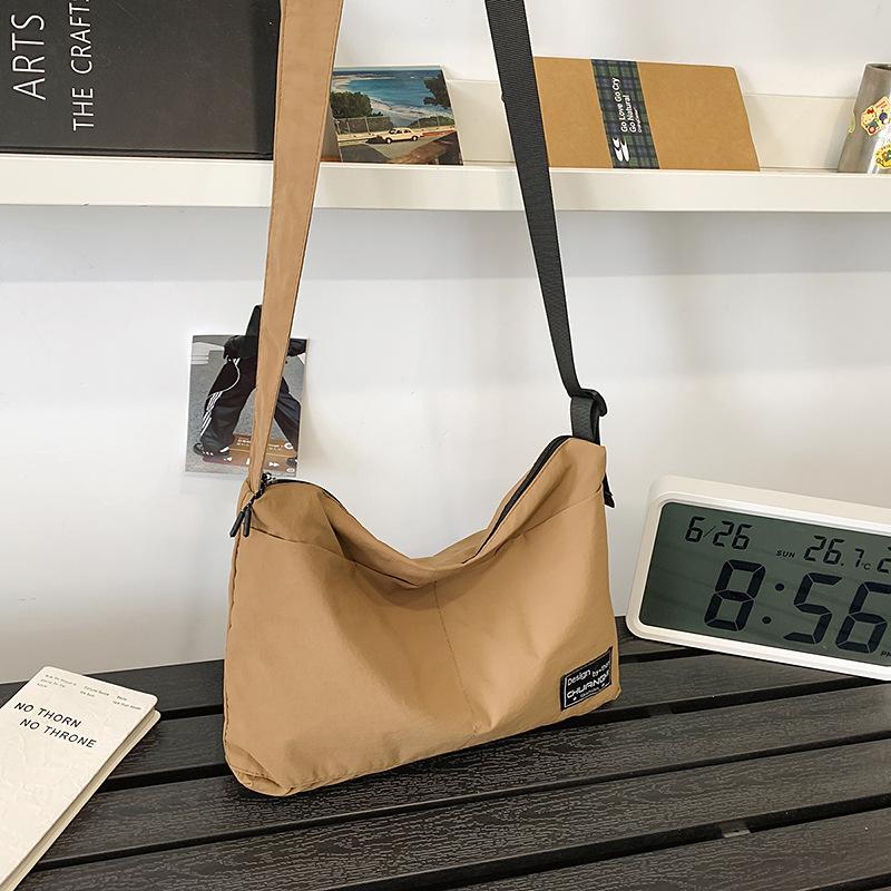 Today's popular simple and lightweight tote bag women's new niche class commuter bag shoulder messenger bag