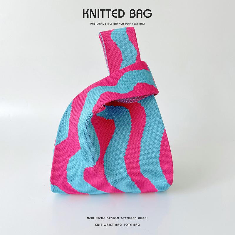 Pletená kabelka přes rameno v barevném kontrastu: Unikátní, Všestranný a Prostorný.