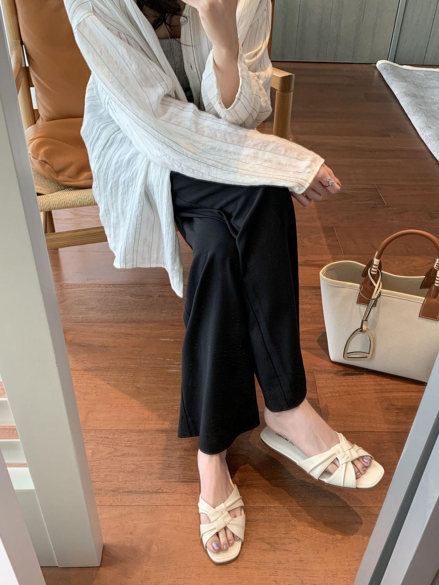 

Spot second hair! Fashion versatile new square head one word wrinkled flat bottom casual beach slippers women s sandals outside 40