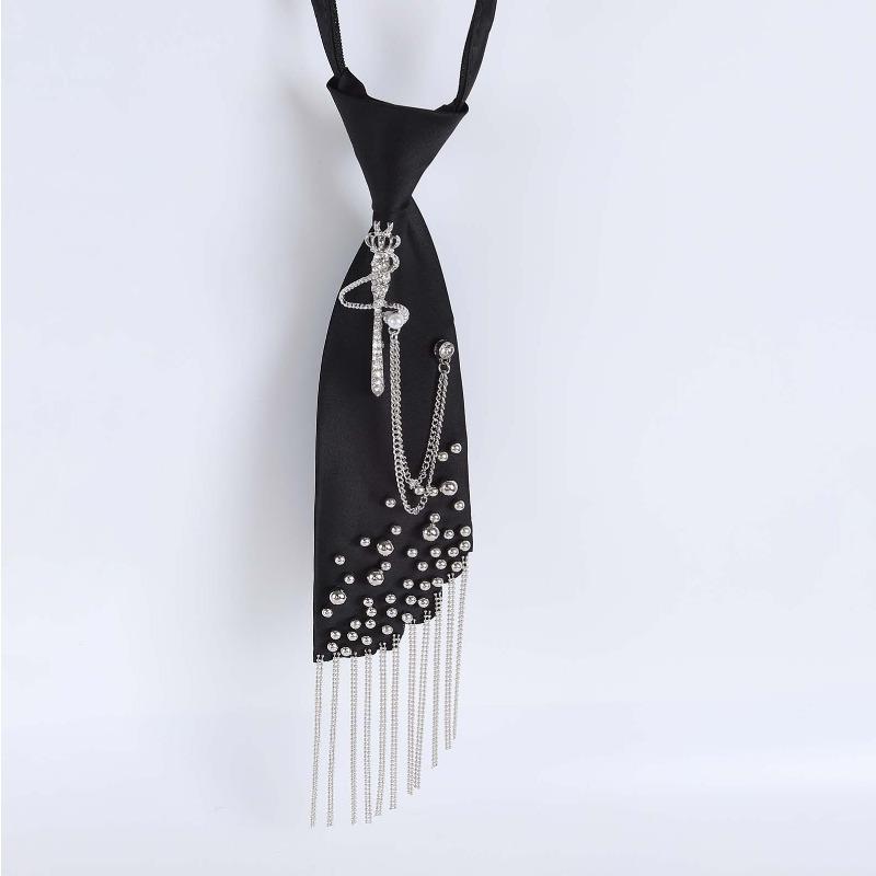 Cravatta con frange, perle e strass, design Meier Heavy Industry, raso nero