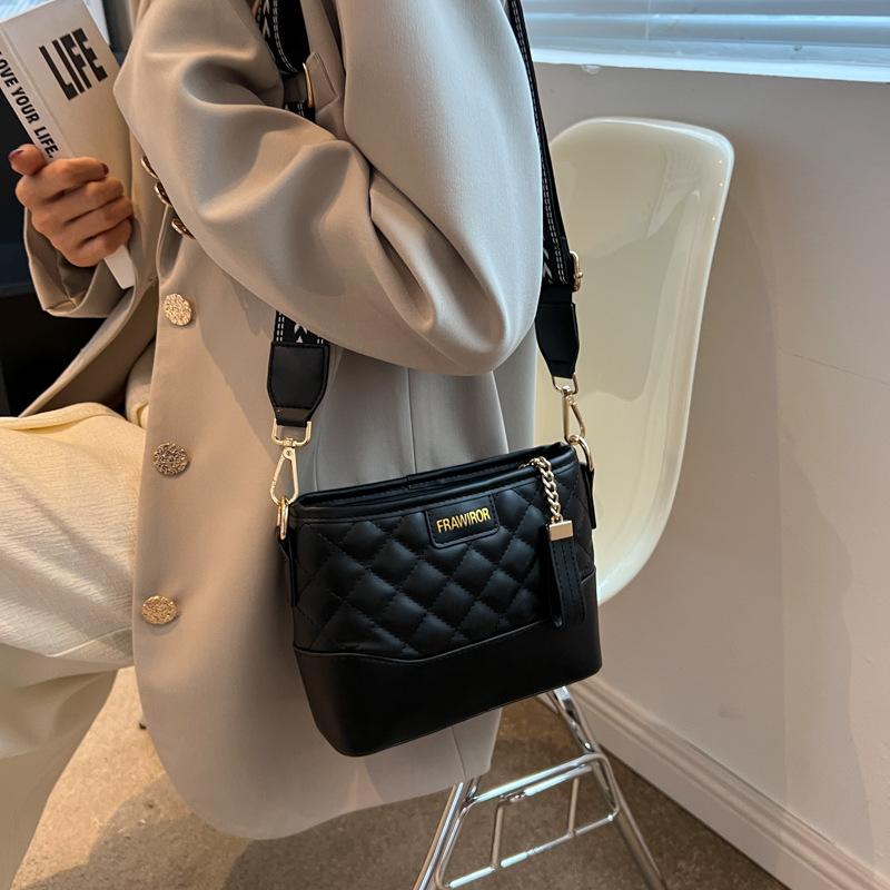 New fashionable and popular contrasting ribbon stray bag versatile shoulder messenger trendy women's bag