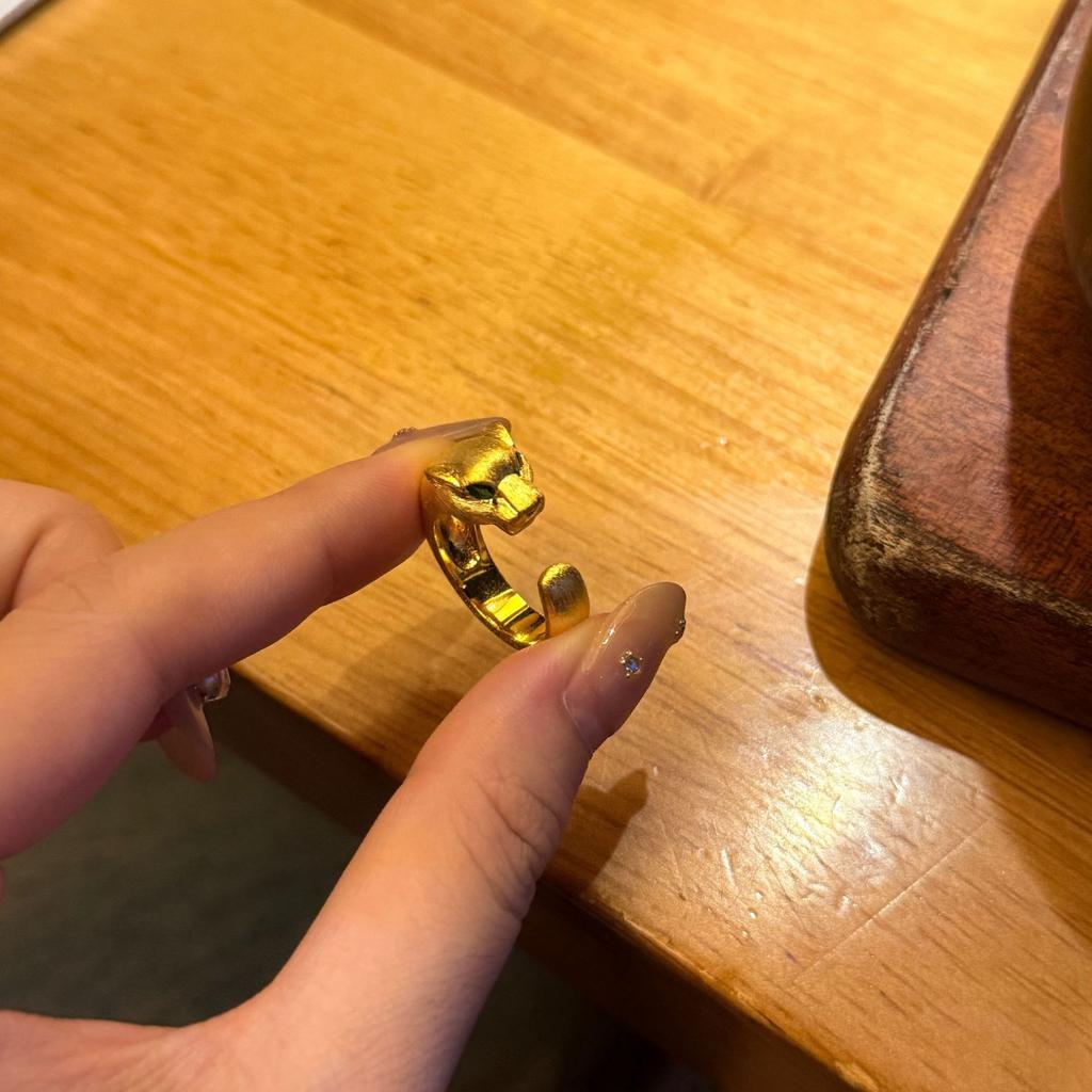 Vintage Italienischer Gold gebürsteter Leopardenkopf Ring, Exquisites Grünes Auge Sternenlicht Mittelalterliche Leichte Luxus High-End Zeigefinger Ring