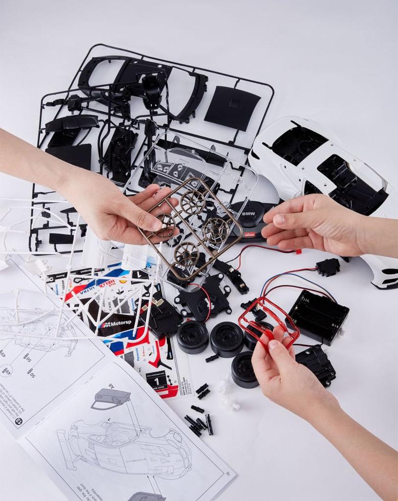 Doyusha Luster 1/18 BMW M8 GTE Plastic Model Kit R/C