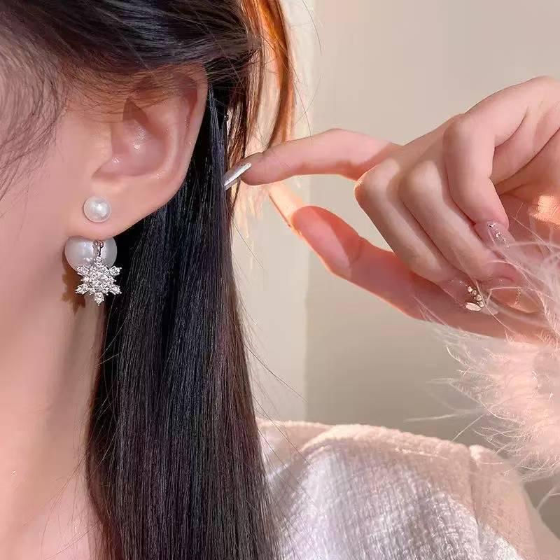 Snowflake Pearl Stud Earrings: Elegant, Two-Way Wear, Crystal Design, Fashionable & Versatile.