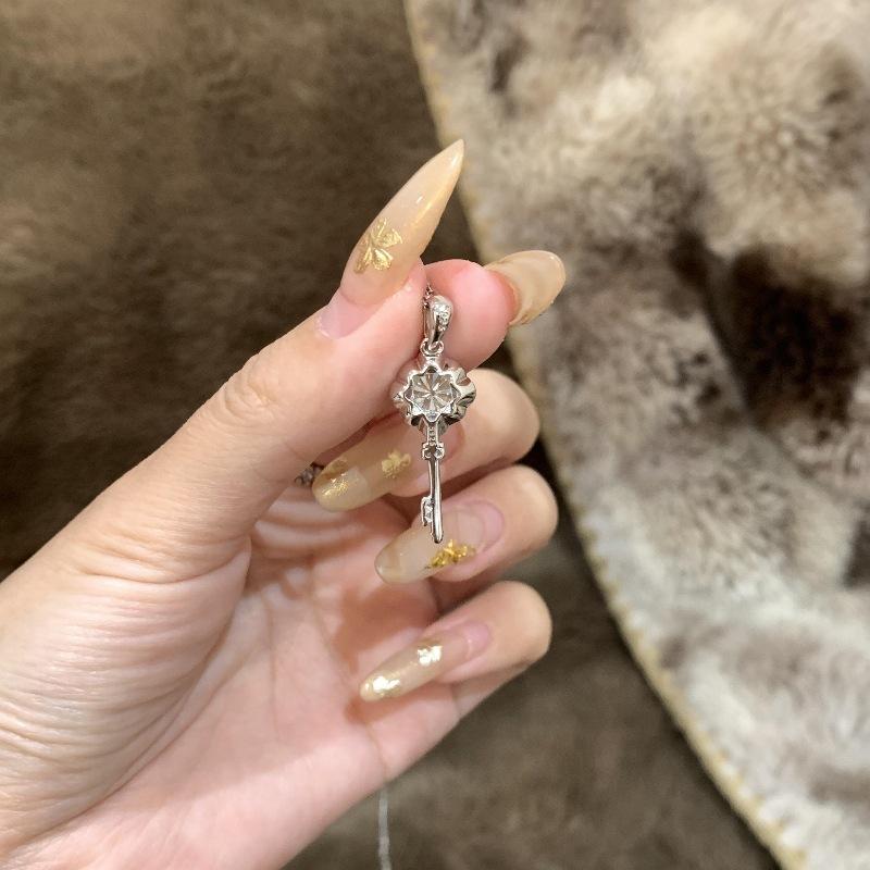 Light Luxury High-End Sense Ten Thousand Flowers Mozzarella Diamond Key Necklace Inlaid With Diamonds Exquisite Noble Cold Feeling Collarbone Chain