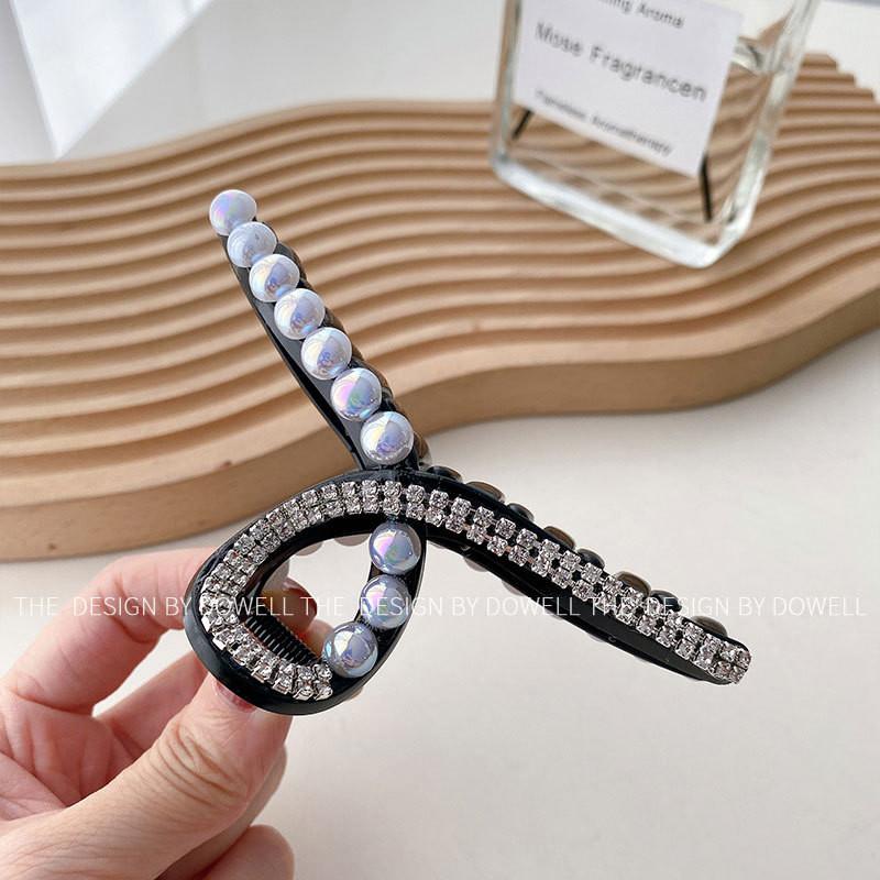 

Trendy Plastic And Resin Large Hair Claw With Geometric Design For Fashionable Women Ribbon Black