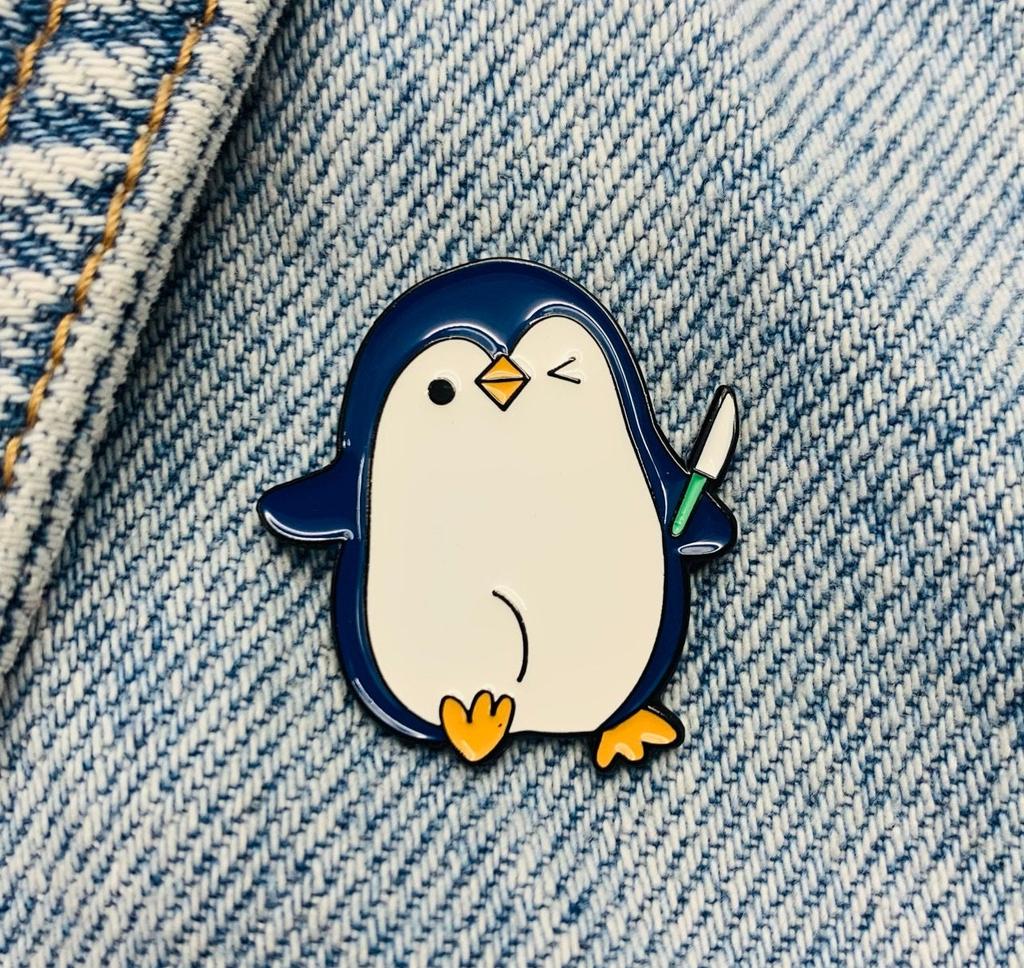 Neue Emaille Pin Pinguin Tier mit Messer lustig Metall Stecker Geschenk Geburtstag 1 Stück