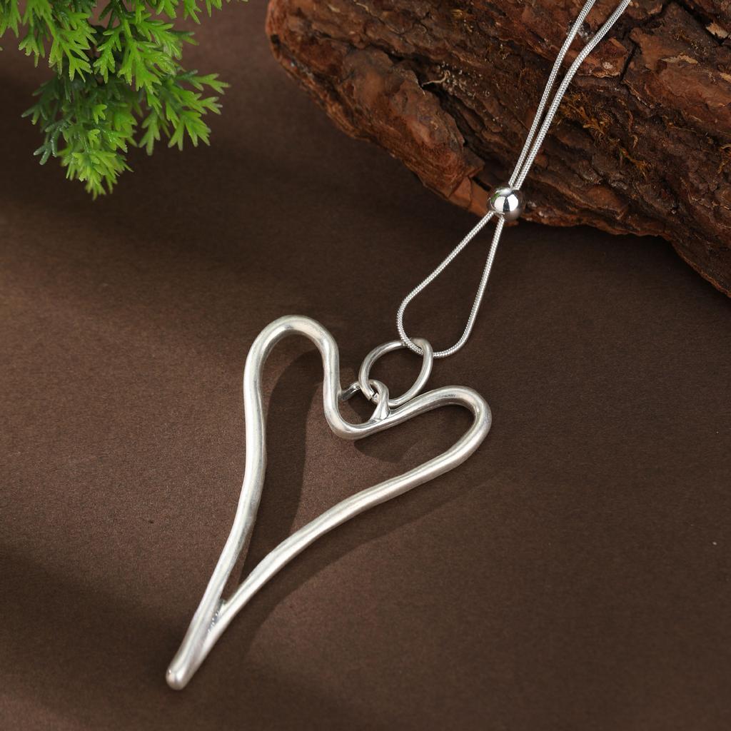 Novo pingente longo geométrico oco fosco de amor, colar simples feminino de alta qualidade com fecho de puxar em forma de coração