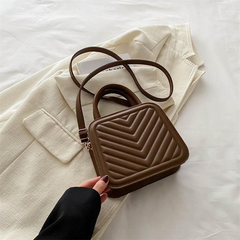 

Однотонная универсальная сумка-мессенджер в простом темпераментном стиле ins 2025 весна-лето новая в иностранном стиле маленькая квадратная сумка корейская версия повседневная сумка тренд кофейный