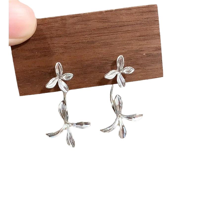 Sophisticated 3D Gardenia Trumpet Flower Earrings: Elegant and Modern Stud Jewelry for Women