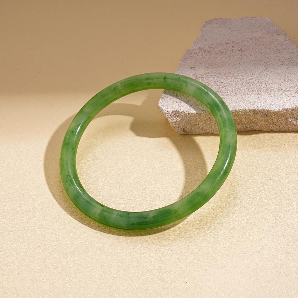 Unique Retro Resin Bracelet: Personalized Fashion Jewelry for Women