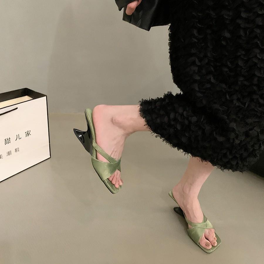 

Нишевые шлепанцы на высоком каблуке женская обувь лето 2025 новые универсальные сандалии с квадратным носком для улицы 39 зелёный