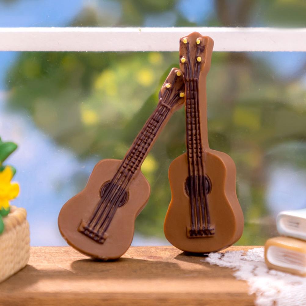 20 Pcs Mini Guitar Model Simulation Musical Instrument House Accessories Pretend Play Guitar Miniatures Home Decor Figurines 3.80X1.30X1.20CM