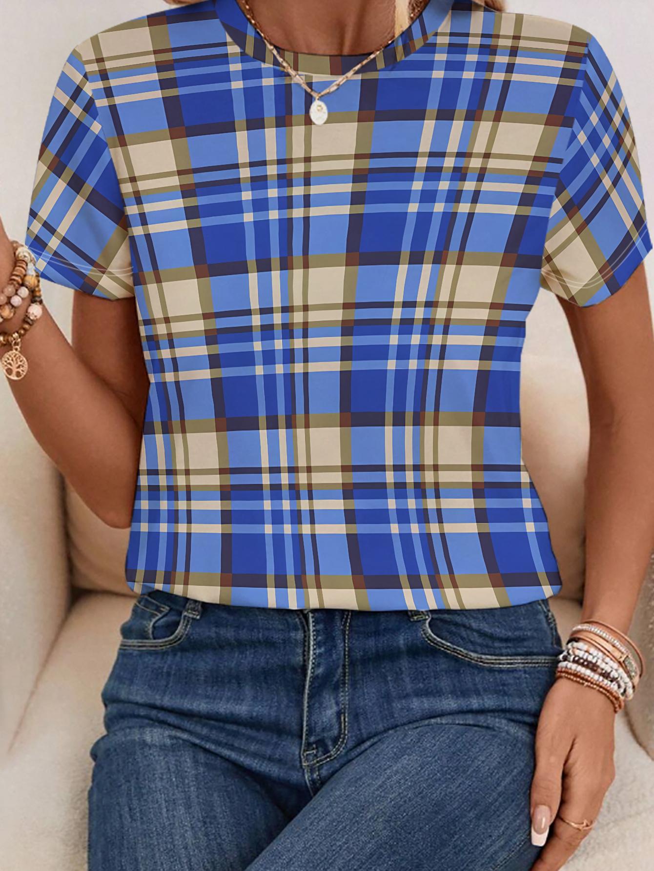 

The Woman Is Wearing a Blue. Yellow. and Brown Plaid Short-sleeved T-shirt Paired with Jeans. Simple and Stylish 2XL