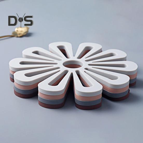 Placemats Hollow Out Design Heat-resistant Exquisite Flower Shape Bowl Mats for Tabletop