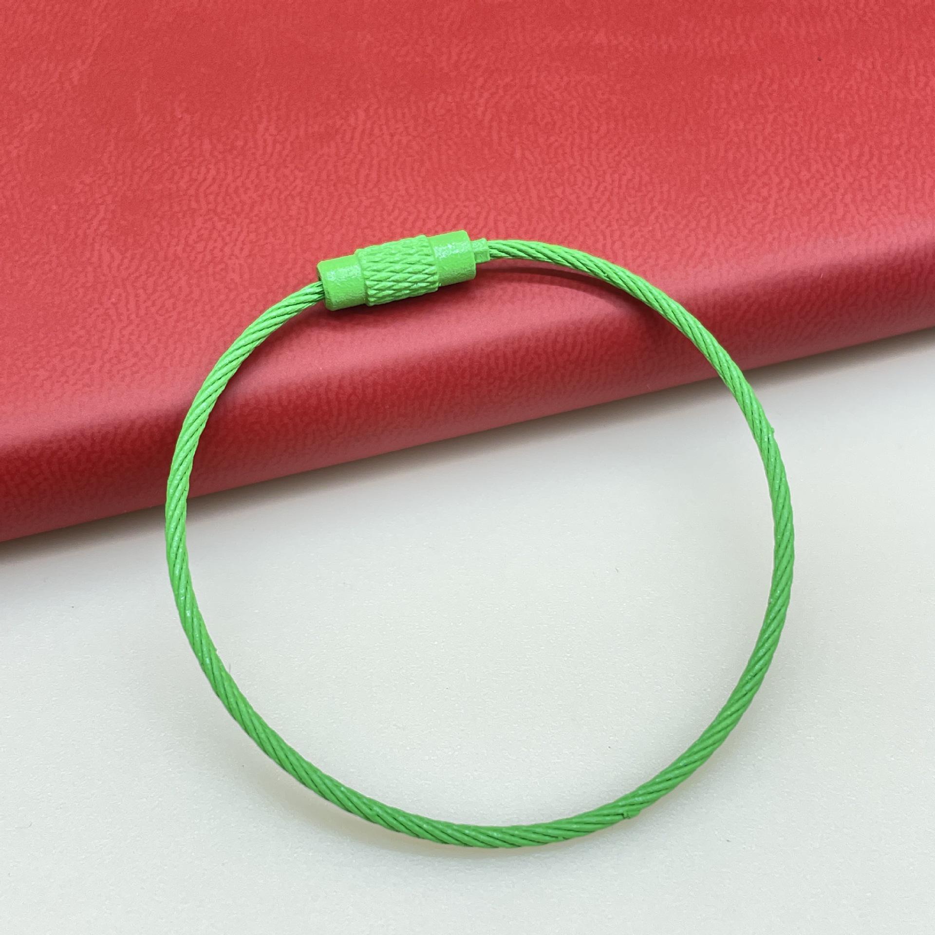 Красочный брелок из стальной проволоки – Аксессуар ручной работы зелёный