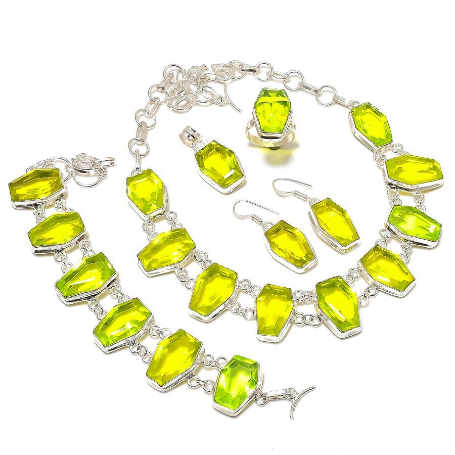 

Цаворит Драгоценный камень Ручной работы Набор ювелирных изделий из стерлингового серебра 925 пробы R2A97