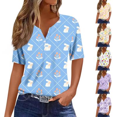 Damska koszulka z nadrukiem w serek, krótkim rękawem i ozdobnymi guzikami