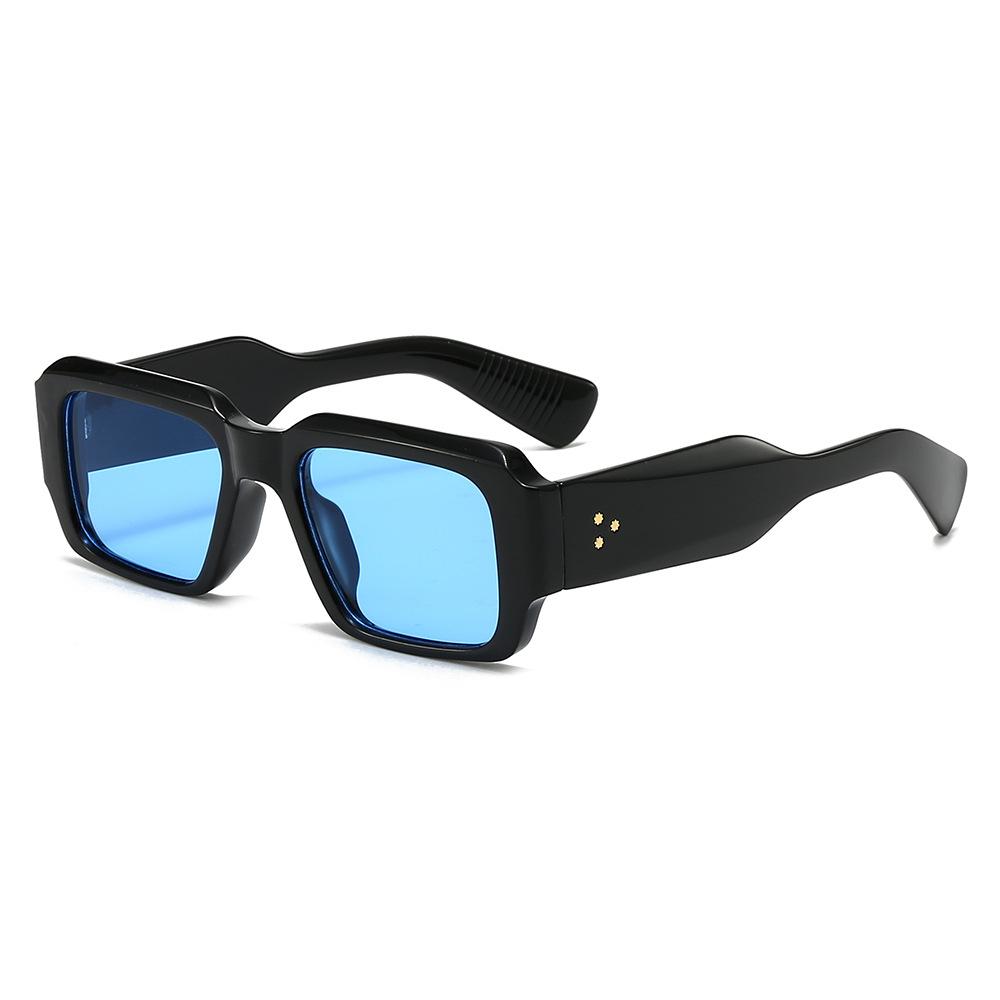 Modne kwadratowe okulary przeciwsłoneczne dla kobiet i mężczyzn  Stylowy design z nitami  Ochrona przed promieniowaniem UV  Modne odcienie do ochrony przed słońcem