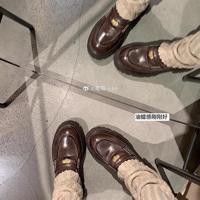 The spot will be sent in seconds! Grape mother has the same shoes, horse skin, small gold coins, British style round head, and lazy loafers wit