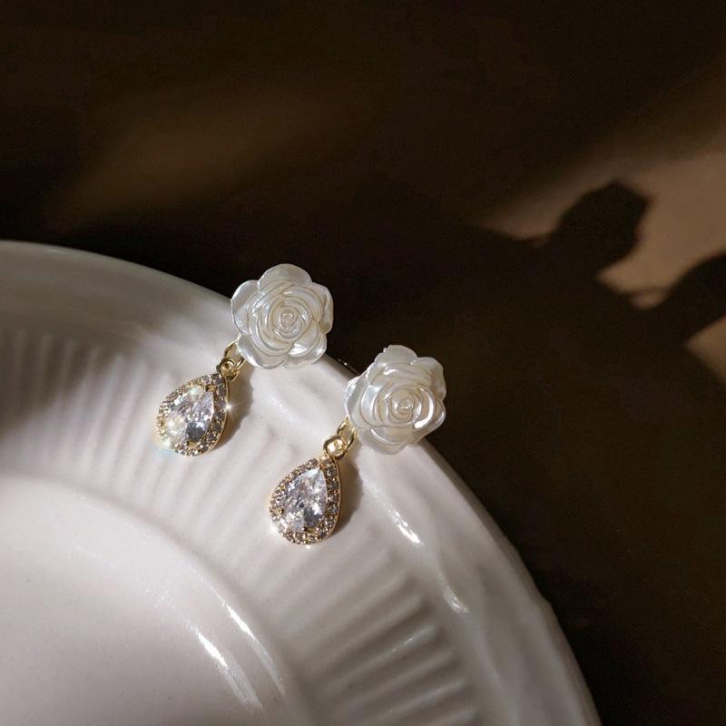 White Flower Top Water Drop Pendants Women's Dangle Earrings Elegant Acrylic Crystal Luxury Wedding Ear Jewelry 2025 new in