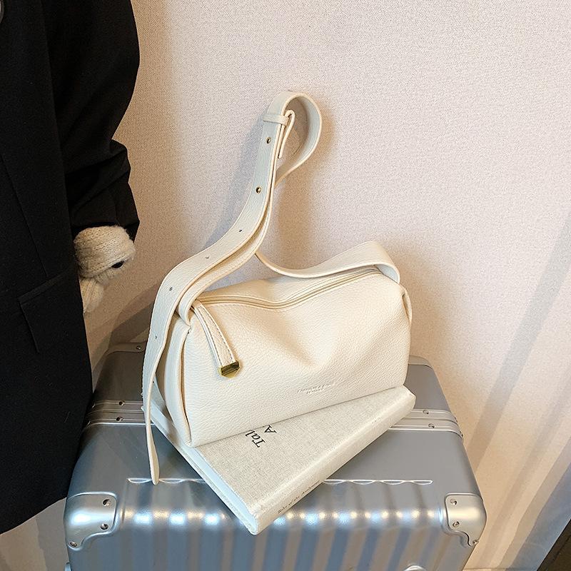 This year's popular bag women's large-capacity 2025 autumn new shoulder messenger bag fashionable niche texture pillow bag