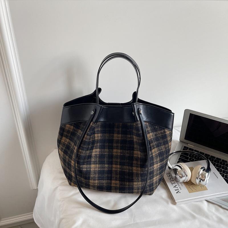 

2025 autumn new Korean version retro portable shoulder bag niche fashion design plaid large-capacity tote bag