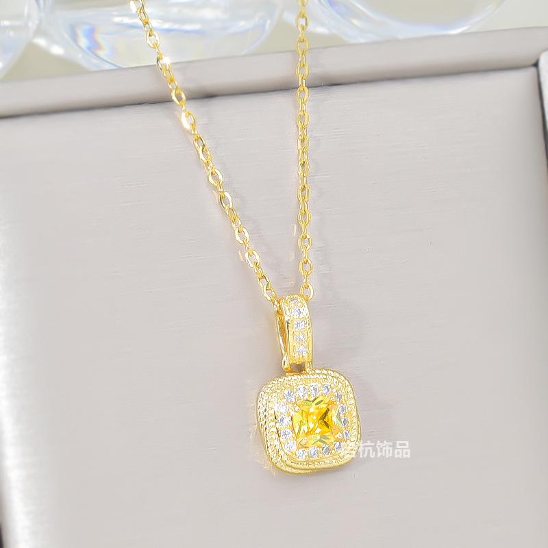 Colier Lux Ușor Cub de Zahăr Mic pentru Femei Simplu High-End Versatil Temperament Pandantiv Diamant