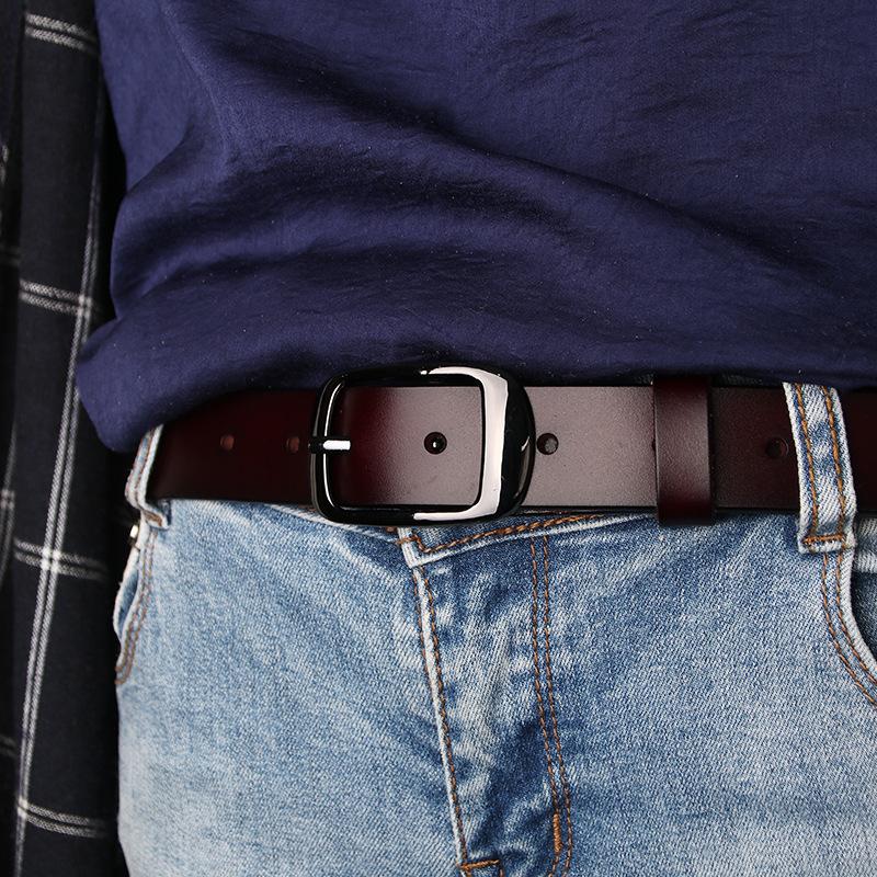 Cureaua de damă din piele naturală este fabricată în întregime din piele de vacă, creând o curea de damă simplă și versatilă.