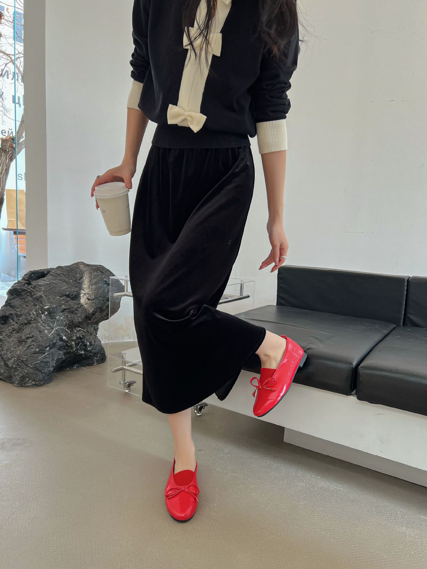 

2025 autumn and winter new simple single shoes French style women s flat bottom breathable glossy soft bottom Mary Jane casual shoes 39 червоний