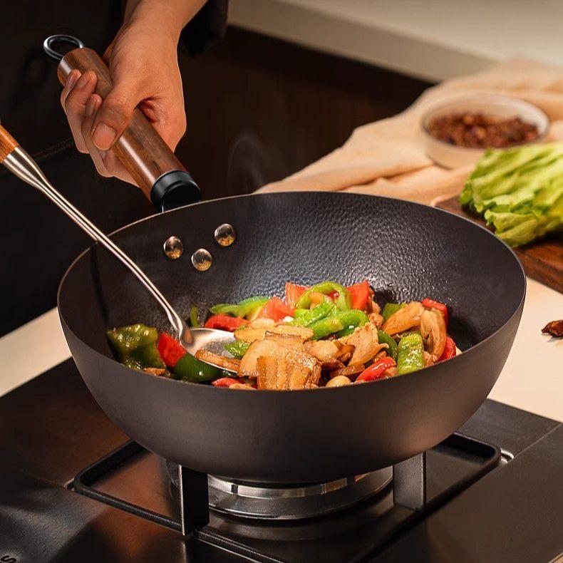 Żelazny garnek z płaskim dnem i wzorem młotkowanym, powłoka domowa, staromodny garnek nieprzywierający, kuta patelnia do smażenia stir-fry, patelnia do smażenia stir-fry, kuchenka indukcyjna, kuchenka gazowa