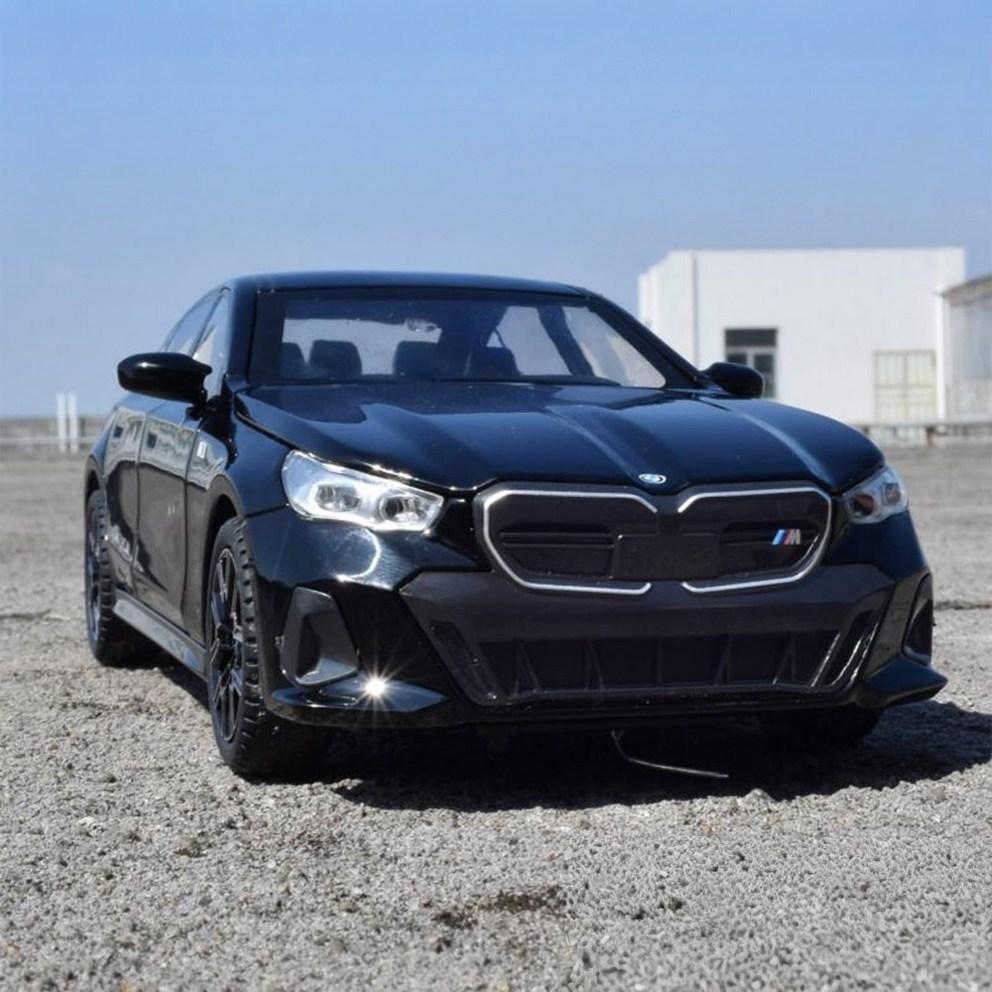 MeinAuto 1:24 Skala Die-Cast Legierung BMW i5 M60 Modellauto Sammlerfigur - Schwarz
