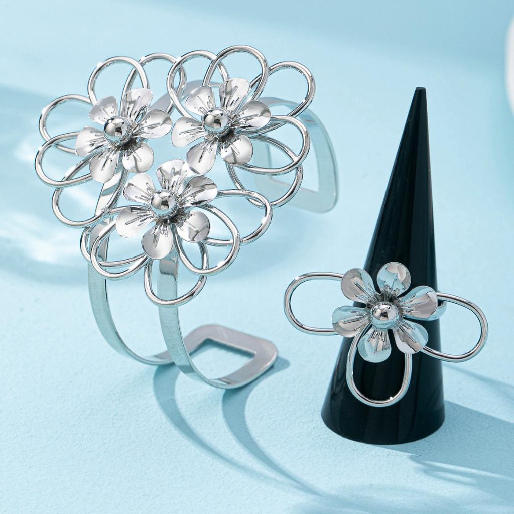 Ein Set Eleganter Hohllinien Blumen Design Sinn Nische Retro Armband Ring Textur Blumen Set