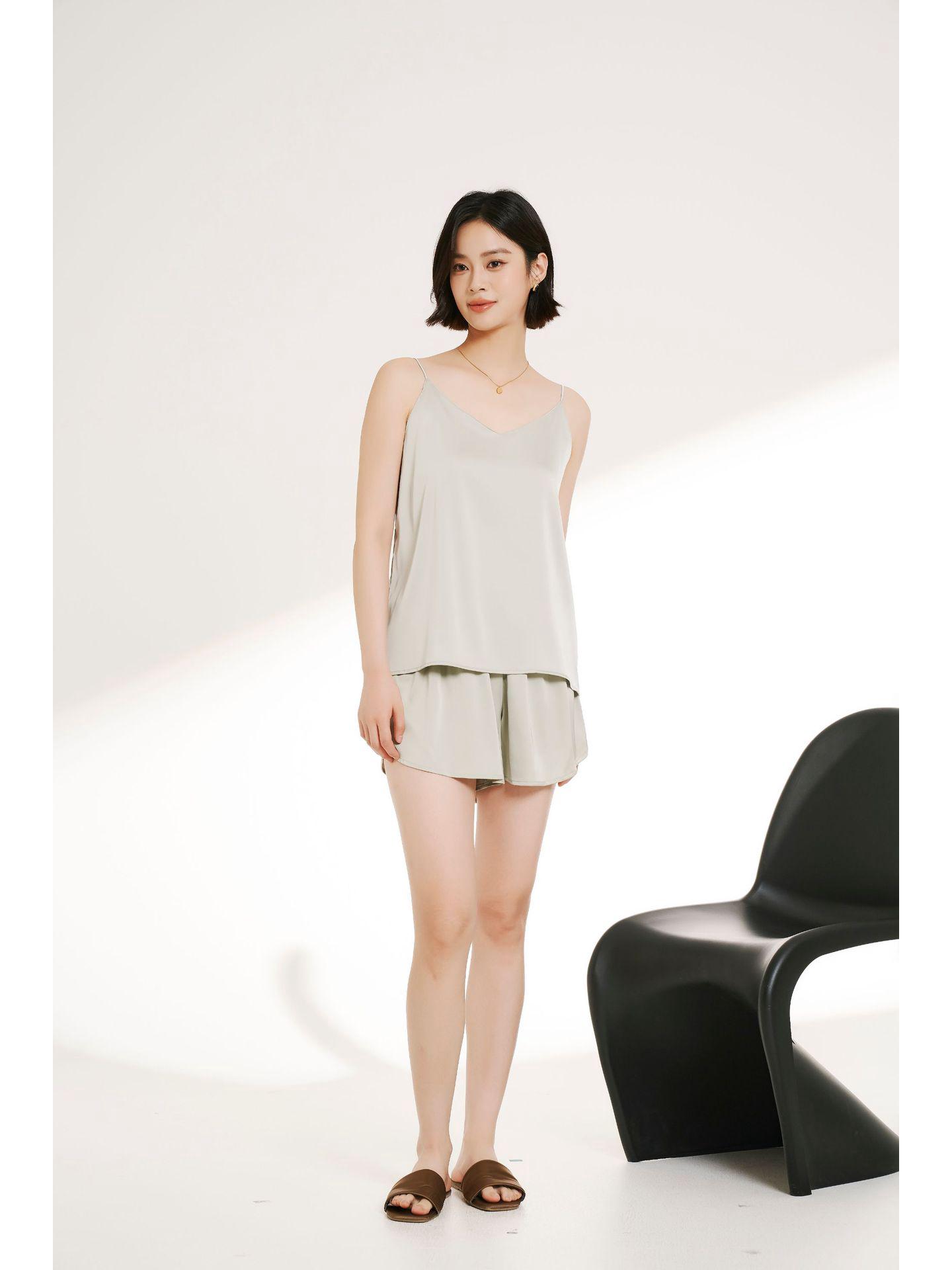 

2026 Sleeveless Glazed Silk Slim Fit Camisole Top for Home and Outdoor Wear One Size