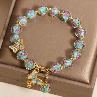 Braccialetto in Perline di Vetro Naturale Adornato con Ciondolo a Farfalla e Charms a Giardino di Rose per Comfort da Indossare Tutto il Giorno e Stili Eleganti