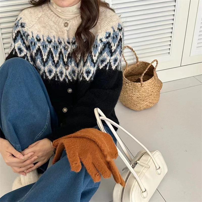 A New Retro Color-blocking Jacquard Sweater Jacket for Women, A Laid-back, Loose and Soft Knitted Cardigan for Autumn and Winter