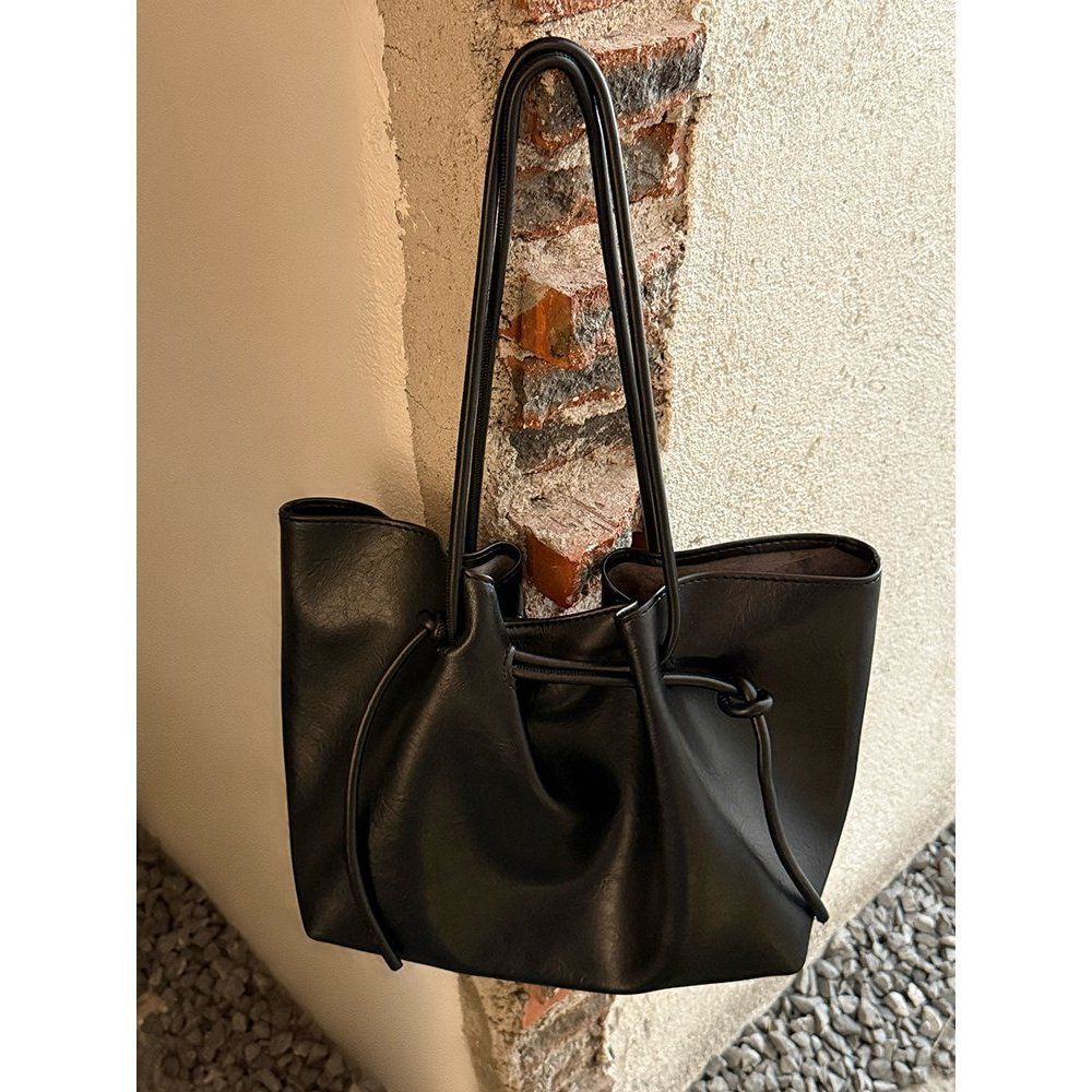 

Высококлассная ретро плиссированная сумка-тоут из мягкой кожи, новая высококлассная модная сумка через плечо, вместительная сумка-ведро для поездок на работу. чёрный