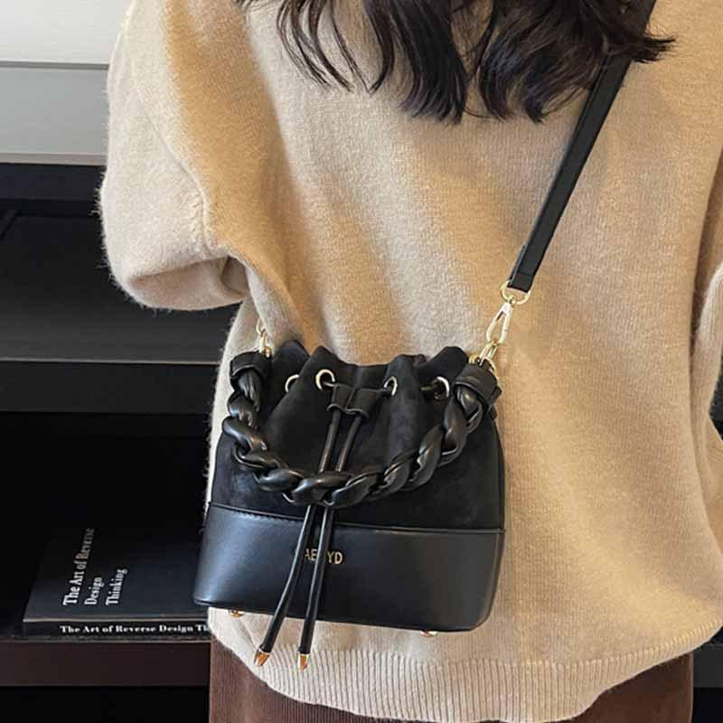 Fashion twist portable bucket bag women's 2025 new retro popular commuter bag contrasting color shoulder messenger bag