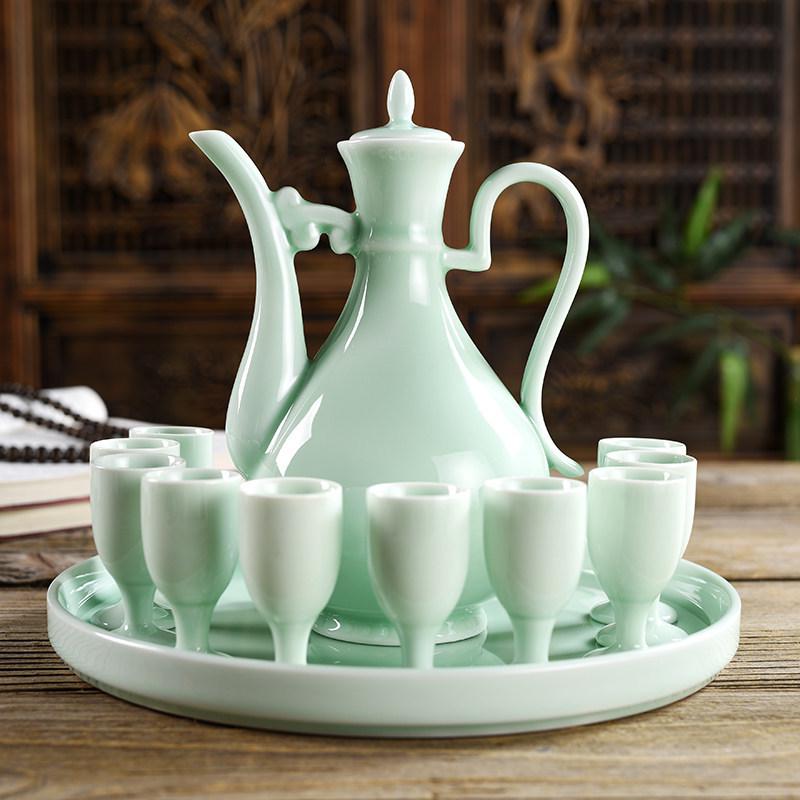 Antique Style Ceramic Wine Set: Decanter & Small Baijiu Cups