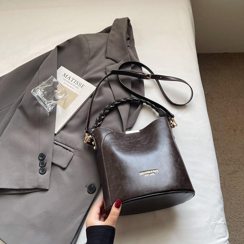 Premium sense hand bag women's 2025 new trendy fashion going out shoulder bag casual messenger bucket bag