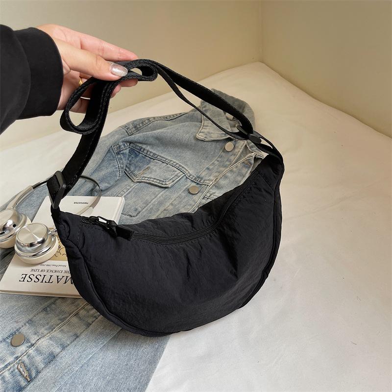

2025 осень новый тренд однотонная персонализированная сумка через плечо женская повседневная простая сумка-пельмень сумка-мессенджер женская для отдыха чёрный
