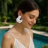 Pendientes de botón con forma de flor acrílica blanca exagerada para mujer, pendientes geométricos de colores contrastantes de concha grande bohemia, joyería