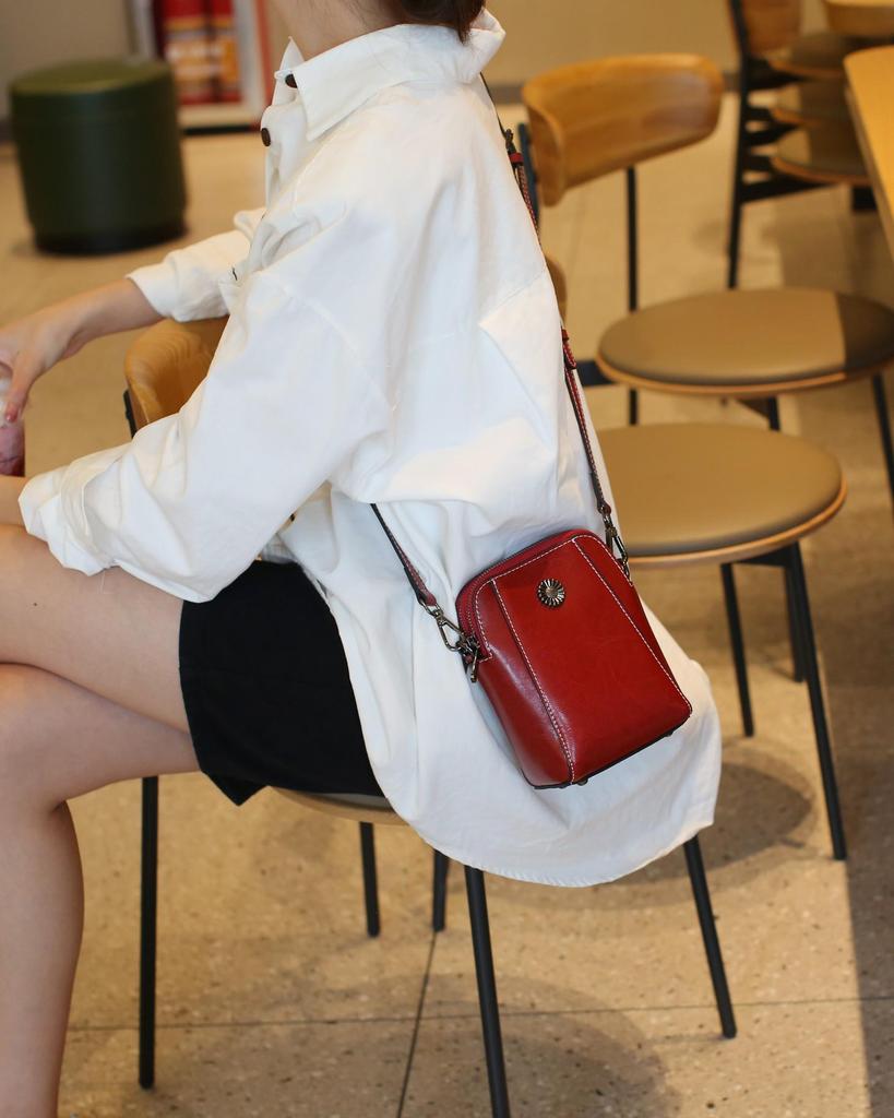 2025 Women's Genuine Leather Crossbody Phone Bag - Versatile High-End Shoulder & Commuter Style