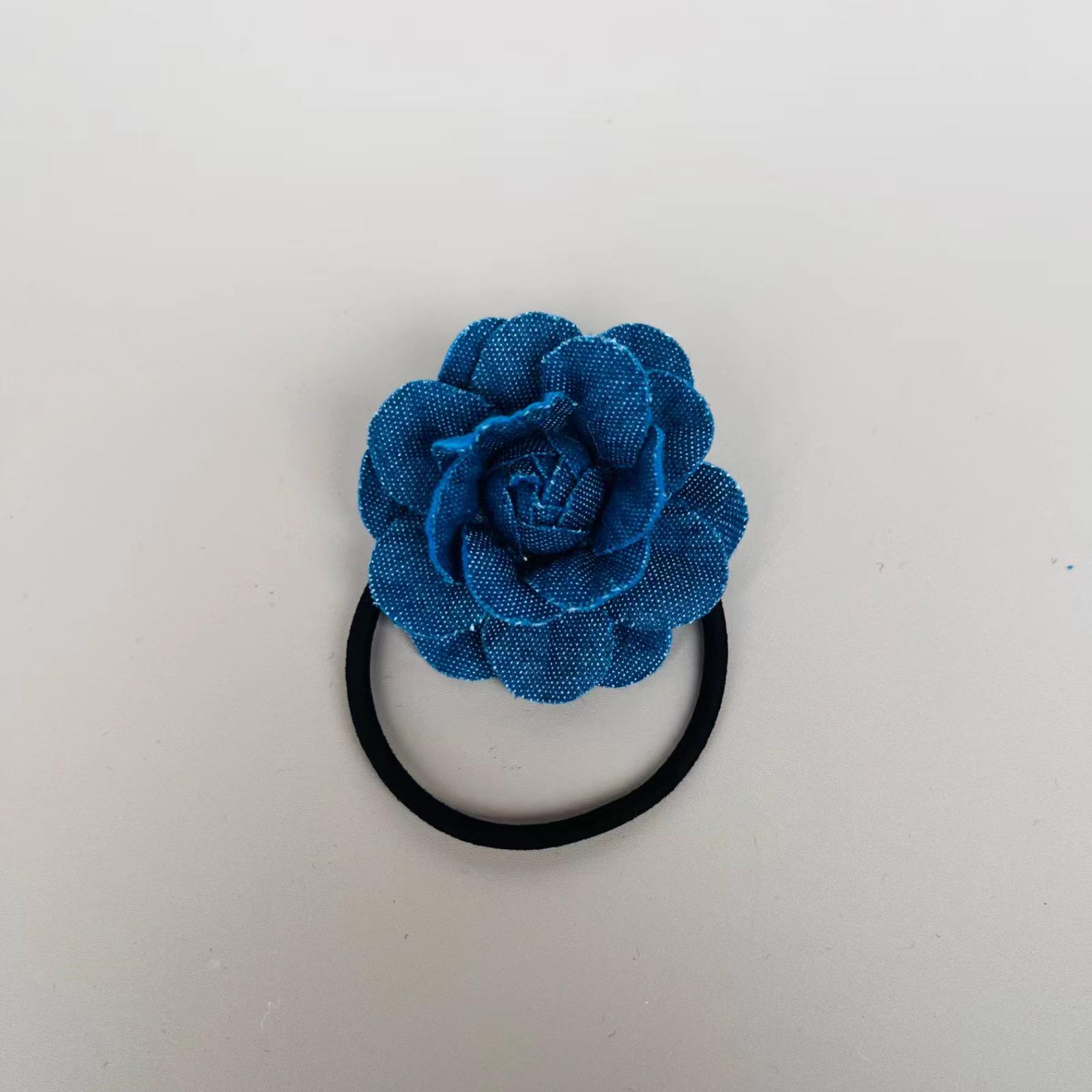 

Синий джинсовый чокер-резинка для волос с камелией: Многофункциональный аксессуар в балетном стиле для милого и крутого лета девочки.