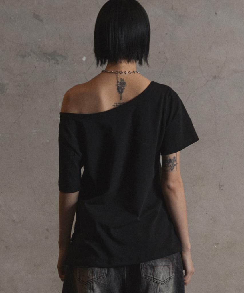 Garter Gallery Kiss Star Off Shoulder T-Shirts_Black